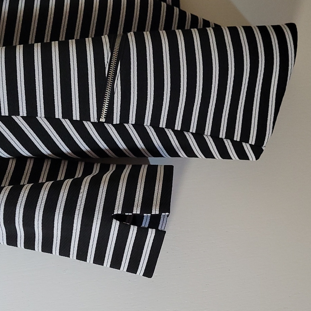 Three quarter length sleeve black and white blazer with zip pockets - Picture 7 of 8